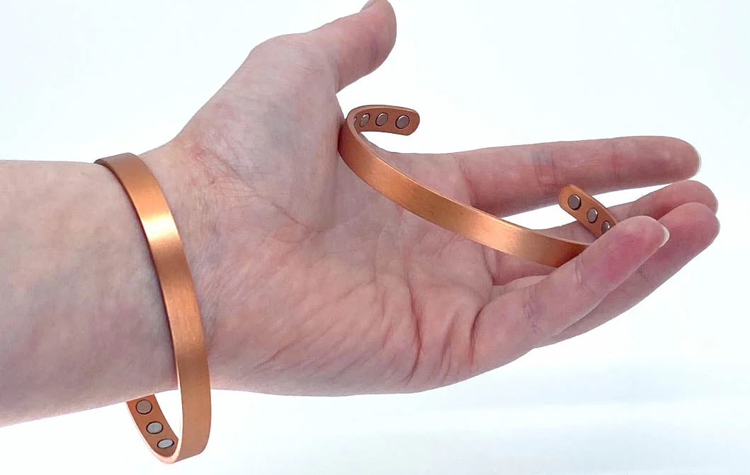 An illustration of a classic, elegant bracelet design.